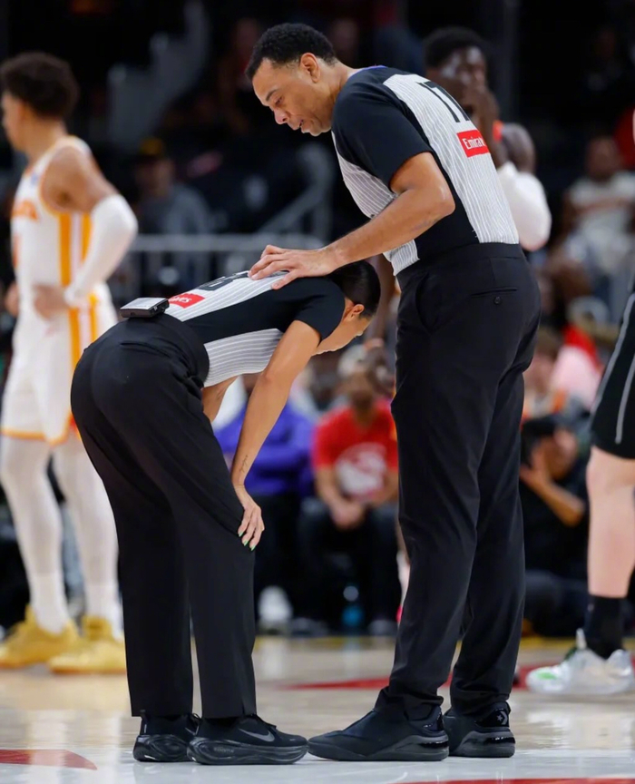 开云体育在线下载-裁判穿鞋引热议，职业规范受关注_新浪新闻